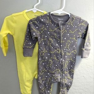 Hanes NWOT Infant 0-6 months constellation zipper sleepers 2 pack